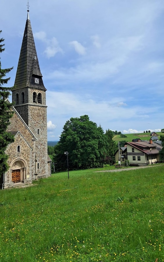 Widok na kościół w Zieleńcu z oddali
